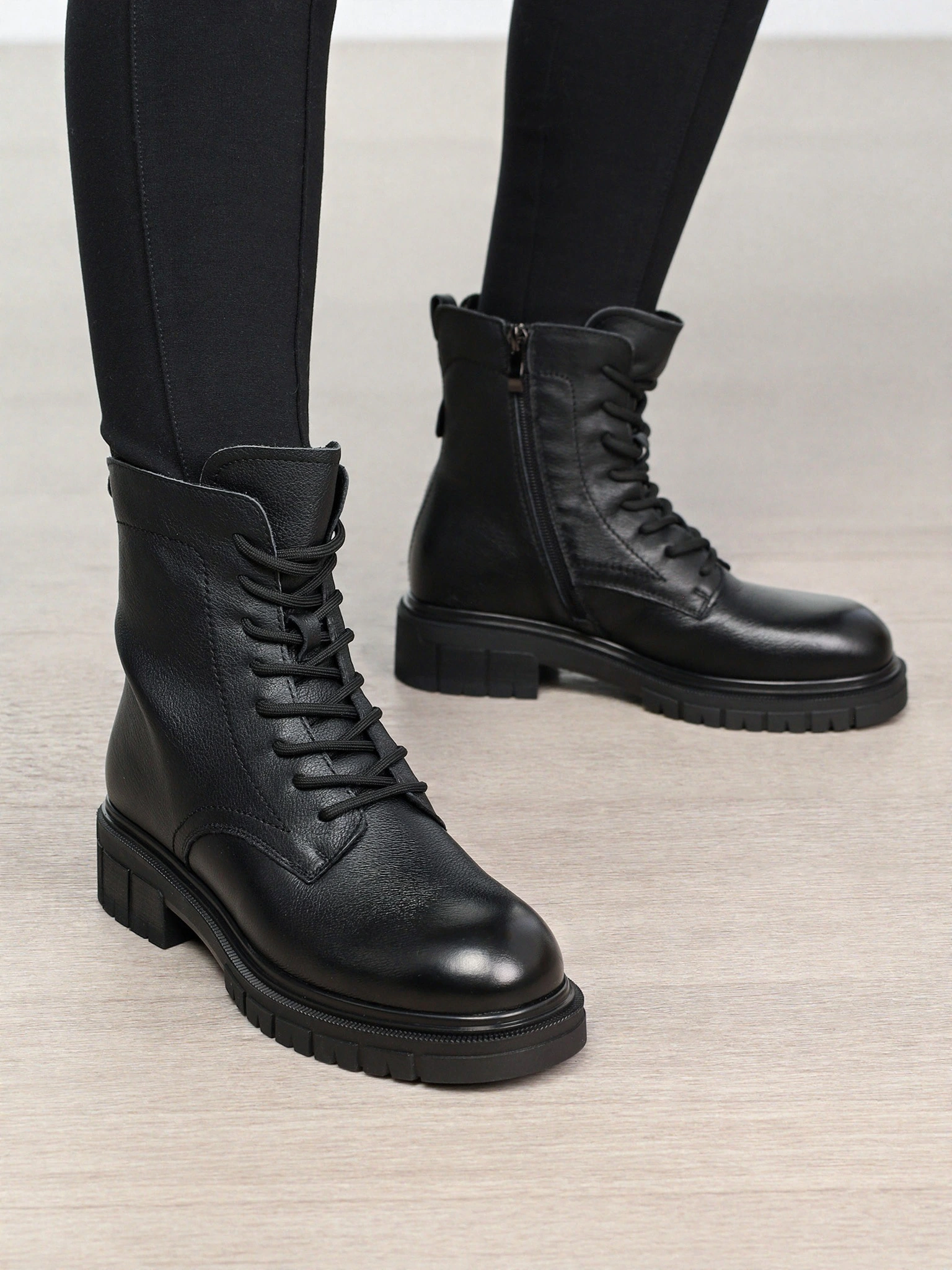 Ботинки-дерби черного цвета на рельефной подошве